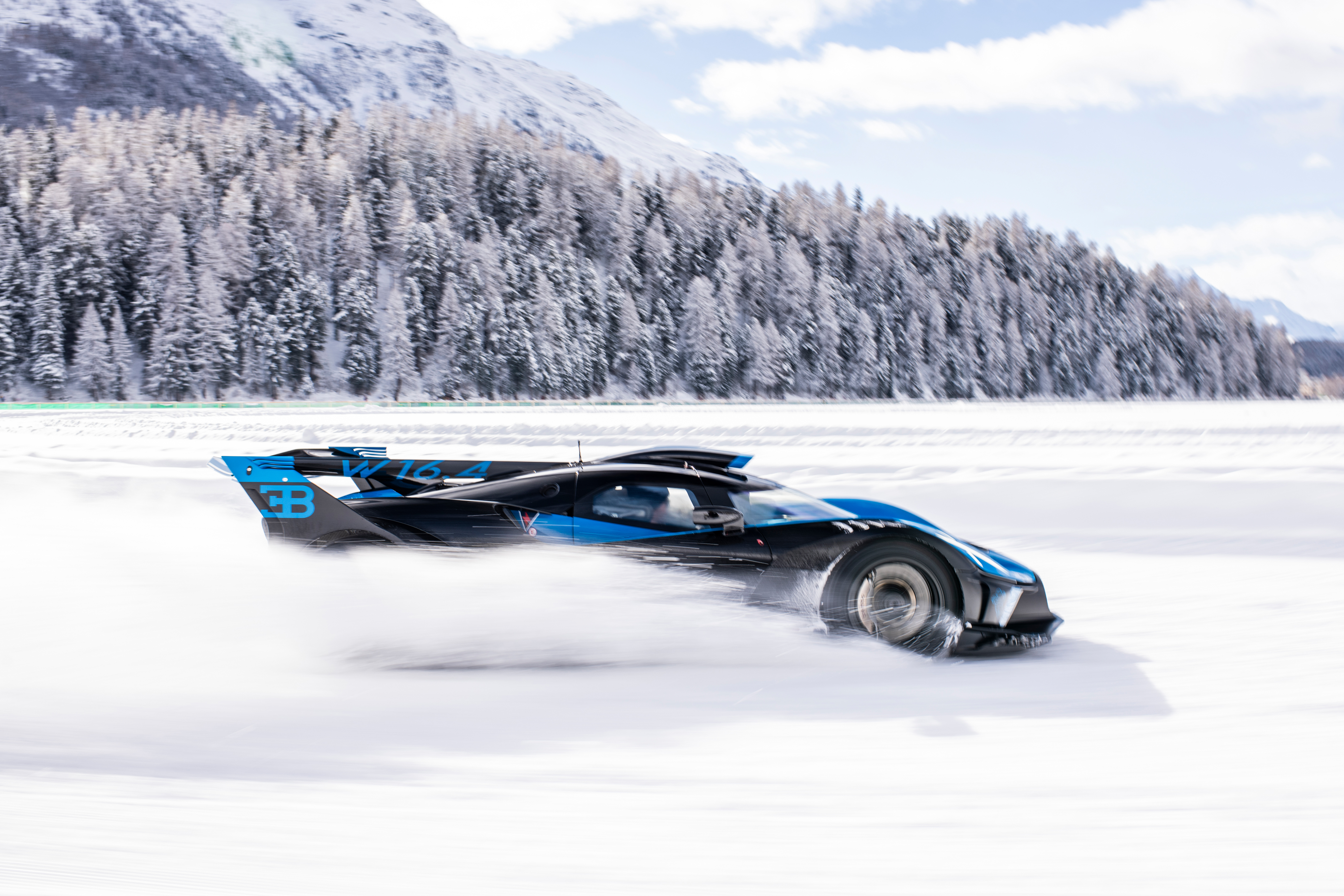 Three Bolide customers embraced the magic of winter with an exclusive drive on the frozen lake of St. Moritz.